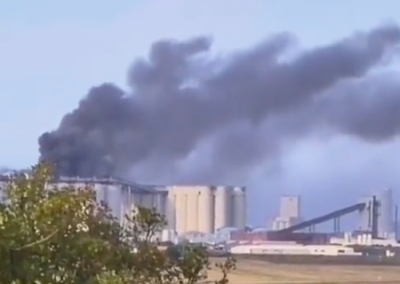 В порту Франции вспыхнул огромный пожар в зернохранилище