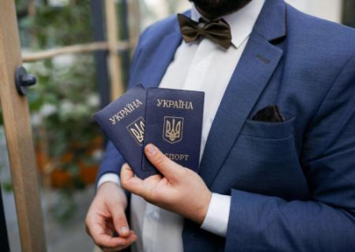 Языковой омбудсмен призывает унифицировать украинские паспорта с информацией на русском языке