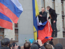 В честь 10-летия провозглашения ДНР на Саур-Могиле развернули 200-метровый флаг республики