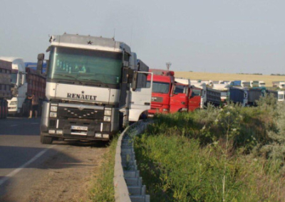 Возле порта Рени скопились грузовики с зерном. Суда швартуются к румынскому берегу