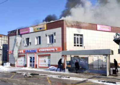 Боевики ВСУ обстреляли в торговый центр в Белгородской области