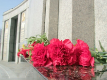 В Берлине отметили День защитника отечества возложением цветов к Мемориалу павшим советским солдатам. Фоторепортаж