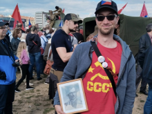 Чешская Компартия отпраздновала 9 Мая с советскими флагами, гимном,  песнями и танком