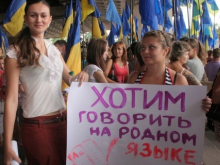 Соцопрос: около 60% жителей Донбасса поддерживают переход обслуживания на украинский язык