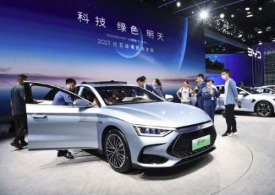 Запад и Китай делят мировой рынок электромобилей. Tesla впервые уступила лидерство компании BYD
