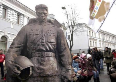 Вандалы исписали в Таллине стену у памятника советскому воину-освободителю