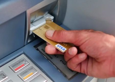 Украинцам блокируют карточные счета за малейшие долги