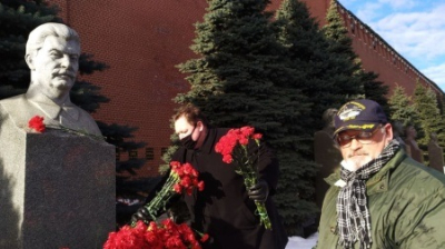 Тысячи гвоздик для товарища Сталина. У Кремлёвской стены почтили память Вождя народов