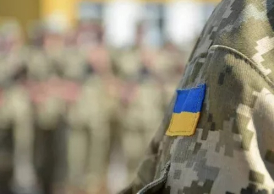 На Украине 17-летним призывникам, которые находятся за рубежом, запрещено удалённо становиться на учёт в военкоматах