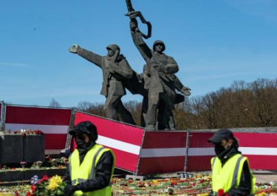 Латвийский парламент разрешил снос памятника Освободителям Риги
