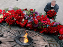 В Киеве у парка Славы националисты зиговали в сторону проходивших ветеранов