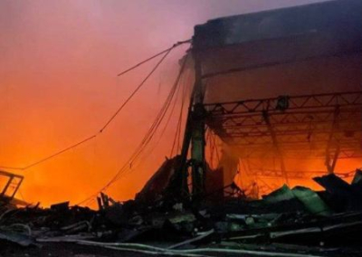 В Киеве повреждена фабрика, на которой шили форму для Зеленского и Залужного