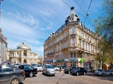 В Одессе демонтаж мемориальной доски перерос в драку декоммунизаторов с горожанами