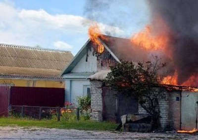 ВСУ обстреляли село в Брянской области — горят дома