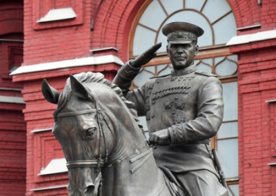 В Москве осудили женщин, которые осквернили памятник Жукову террористической аббревиатурой Украины