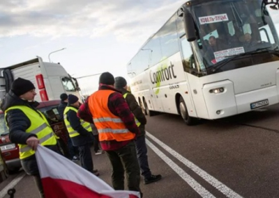Поляки останавливают автобусы с украинцами на границе и задерживают их без пояснения