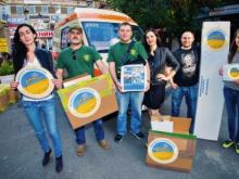 Украинские волонтеры ликуют: Эмигранты из Италии пожертвовали на АТО 2 пачки чая и кофейный напиток
