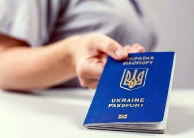 Зеленский задумал раздать украинские паспорта украинцам по всему миру