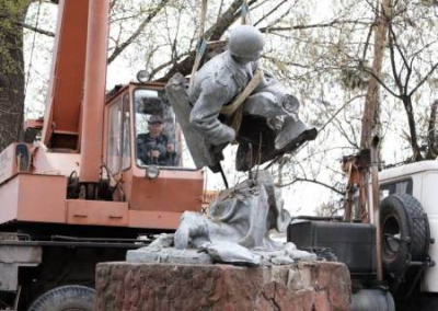 Украина соревнуется с Латвией в демонтаже памятников историческим личностям и советским воинам