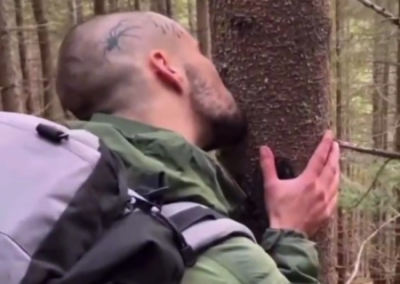 Уклонисты, которым посчастливилось сбежать с Украины, плачут от счастья и целуют деревья