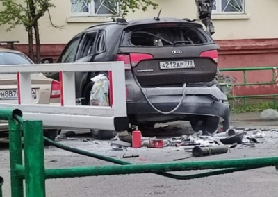 В Мытищах сгорела Kia Sorento, багажник которой разнёс трофейный РПГ. Двое пострадавших