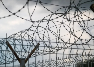 Режим Зеленского оградил Верховную раду колючей проволокой