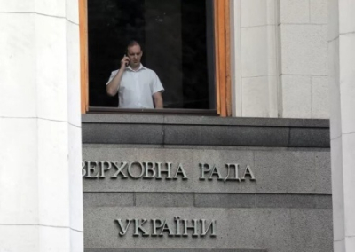 В Киеве нацгвардеец устроил спектакль с поджиганием Верховной Рады