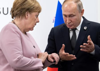 Путин и Меркель: не враги, но и совсем не друзья. Тайны отношений двух политиков раскрываются в новой книге, вышедшей в Германии