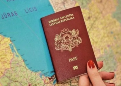 В Латвии неугодных «прокремлёвских» лишают гражданства, люди едут в Россию, где получают паспорта РФ
