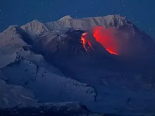 Возле Камчатки произошло землетрясение, и началось извержение вулкана