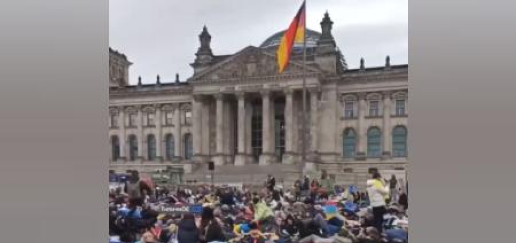 Жизнь в германии 2024. Украинцы лежат в Германии. Украинские беженцы в Берлине. Украинцы на площади в Германии. Митинг украинцев в Германии.