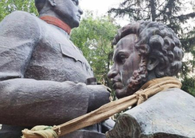 В Полтаве демонтировали памятники Пушкину и Ватутину